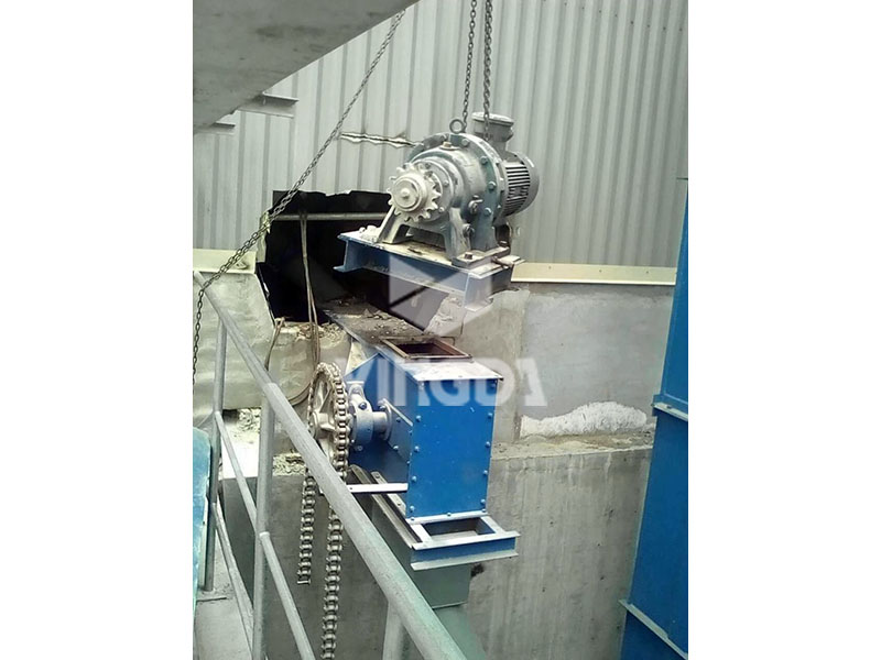 2014年(nián)4月(yuè)27日(rì)  山(shān)東(dōng)濟甯  FU刮闆機(jī)